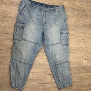 AMERICAN EAGLE CARGO JEANS